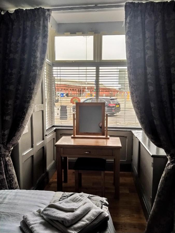 The Edinburgh Castle Bed & Breakfast Holyhead Ngoại thất bức ảnh